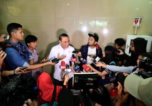 Menteri PANRB Syafruddin menjawab wartawan usai keterangan pers, di kantor Kementerian PANRB, Jakarta, Jumat (8/2) siang. (Foto: Humas Kementerian PANRB)