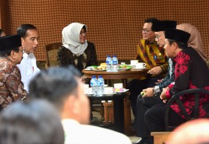 President Jokowi takes time to enjoy coffee when visiting Fort Van den Bosch, in Ngawi Regency, East Java, Friday (1/2). (Photo by: Rahmat/Public Relations Division)
