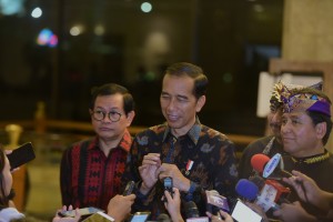 Presiden Jokowi menjawab wartawan usai menghadiri Gala Dinner Peringatan HUT ke-50, di Hotel Grand Sahid Jaya, Jakarta, Senin (11/2) malam. (Foto: OJI/Humas)