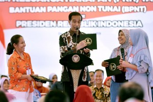 Presiden Jokowi berdialog dengan penerima PKH, di Graha Insan Cita (GIC) Bakti Jaya, Sukmajaya, Kota Depok, Jawa Barat, Selasa (12/2) sore. (Foto: OJI/Humas)
