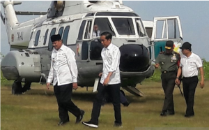 President Jokowi welcomed by Governor of Banten Wahidin Halim in a working visit to Pandeglang, Banten Province, Monday (18/2). (Photo: Antara)