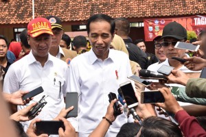 Presiden Jokowi menjawab wartawan usai menghadiri acara Peningkatan Kesiapsiagaan Masyarakat Melalui Tagana Masuk Sekolah dan Kampung Siaga Bencana, di Tanjung Lesung, Pandeglang, Banten, Senin (18/2) pagi. (Foto: OJI/Humas)