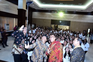 Mensesneg Pratikno didampingi sejumlah pejabat berfoto selfi dengan para PNS yang baru dilantiknya, di aula Gedung III Kemensetneg, Jakarta, Selasa (19/2) pagi. (Foto: Rahmat/Humas)