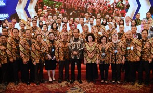Presiden Jokowi berfoto bersama peserta Raker Kesehatan Nasional 2019, di ICE BSD, Tangsel, Banten, Selasa (12/2) pagi. (Foto: Setpres)