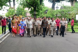 Presiden Jokowi berjalan bersama peserta Rakernas Kementerian ATR/BPN menuju halaman Istana Merdeka, Jakarta, Rabu (6/2) siang. (Foto: Rahmat/Humas)