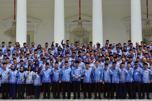 Presiden Jokowi berfoto bersama peserta Rakornas KORPRI 2019, di halaman Istana Merdeka, Jakarta, Selasa (26/2) siang. (Foto: AGUNG/Humas)