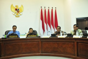 Presiden Jokowi didampingi Wapres Jusuf Kalla memimpin rapat terbatas, di Kantor Kepresidenan, Jakarta, Selasa (26/2) siang. (Foto: JAY/Humas)