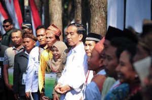 Presiden Jokowi dalam salah satu acara penyerahan sertifikat perhutanan sosial. (Foto: Facebook Presiden Joko Widodo)