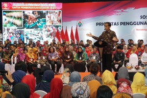 Presiden Jokowi memberikan arahan pada Sosialisasi Prioritas Penggunaan Dana Desa Tahun 2019 di Provinsi Jawa Timur, di DBL Arena, Surabaya, Sabtu (2/2) siang. (Foto: Fitri/Humas)