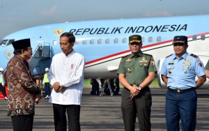 Presiden Jokowi berbincang dengan Gubernur Jatim Soekarwo setibanya di Pangkalan TNI AU Iswahyudi, Madiun, Jumat (1/2) pagi. (Foto: Setpres)