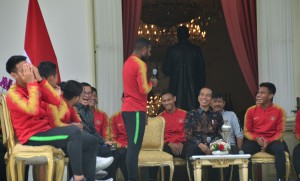 Presiden Jokowi tertawa saat berdialog dengan Marinuw Manewar, dalam pertemuan dengan Timnas U-22, di teras belakang Istana Merdeka, Jakarta, Kamis (28/2) pagi. (Foto: Deny S/Humas)