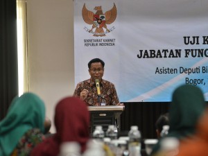 Deputi Seskab bidang DKK Yuli Harsono memberikan sambutan pada Pembukaan Uji Kompetensi PFP, di Bogor, Jabar, Senin (18/2) sore. (Foto: Deny S/Humas)
