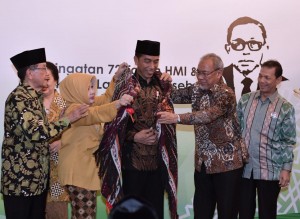 Family of National Hero Lafran Pane put North Sumateras traditional fabric ulos on President Jokowi, in Jakarta, Tuesday (5/2). (Photo: Presidential Secretariat)