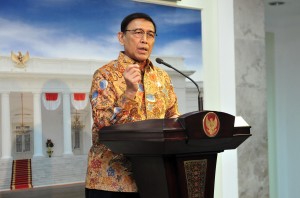 Menko Polhukam Wiranto menyampaikan keterangan pers usai mengikuti rapat terbatas, di Kantor Kepresidenan, Jakarta, Selasa (26/2) siang. (Foto: JAY/Humas)