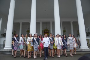 President Jokowi poses for a group photo with Puteri Indonesia 2019 and Miss Universe 2018, in front of Bogor Presidential Palace, West Java, Monday (11/3). (Photo by:Agung/PR)