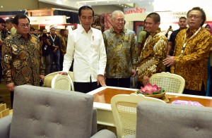 President Jokowi accompanied by Trade Minister and Cabinet Secretary visits the 2019 Indonesia International Furniture Expo (IFEX), at JI-Expo Kemayoran, Central Jakarta, Wednesday (13/3). (Photo by: Rahmat/PR)