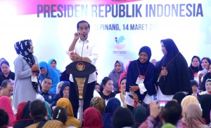 President Jokowi holds a dialogue with PKH recipients, in Pangkal Pinang, Bangka Belitung, Thursday (14/3). (Photo by: Rahmat/PR) 