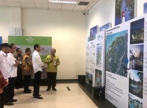 President Jokowi received an explanation of the Tanjung Kelayang SEZ model, at Depati Amir Airport, Pangkal Pinang, Bangka Belitung, Thursday (14/3). (Photo by: Rahmat/PR)