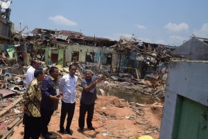 President Jokowi accompanied by a number of high-ranking officials visits the site of Sibolga bomb blast, in North Sumatra, Sunday (17/3). (Photo by: Oji/PR)