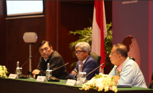 Coordinating Minister for the Economy, accompanied by Coordinating Minister for Maritime Affairs Luhut B. Pandjaitan and Deputy Minister of Foreign Affairs A.M. Fachir, delivers a press briefing on recent palm oil issue at Ministry of Foreign Affairs, Jakarta, Wednesday (20/3). (Photo by: Dit Infomed Kemlu)