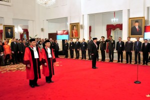 President Jokowi witnesses the swearing-in ceremony of two constitutional judges and inaugurates the Indonesian Ambassador to Nigeria, at the State Palace, Jakarta, Thursday (21/3). (Photo by: Agung/PR)