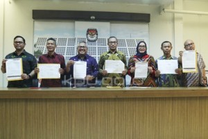 Commissioners of the General Election Commission (KPU) reveal the results of Initial Report of Campaign Funds (LADK), at the KPU Headquarters, Jakarta, Thursday (21/3). (Photo by: General Election Commission (KPU)s PR)
