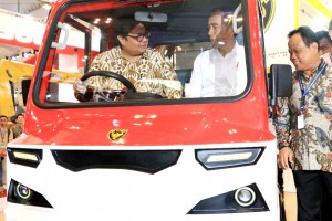 Minister of Industry Airlangga Hartarto accompanies President Jokowi during AMMDes (Rural Multipurpose Mechanical Vehicle) trial. (Photo by: Ministry of Industry Documentation)