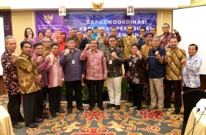 Deputy to Cabinet Secretary for Human Development and Culture Affairs Surat Indijarso takes a photo with participants of the Coordination Meeting on Disaster Risk Reduction Policy, at the Golden Tulip Essential Hotel, Tangerang, Banten, Thursday (28/3). (Photo by: Rahmat/PR)