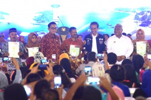 President Jokowi accompanied by Southeast Sulawesi Governor Ali Mazi poses for a group photo with representatives of land certificates holders, at the Bahteramas Building, Kendari, Southeast Sulawesi, Saturday (2/3). (Photo by: Rahmat/ PR)