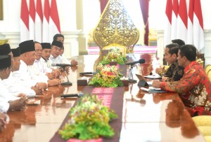 Presiden Jokowi didampingi Mentan dan KSP menerima pengurus DPP APTRI, di Istana Merdeka, Jakarta, Selasa (5/3) sore. (Foto: Rahmat/Humas)