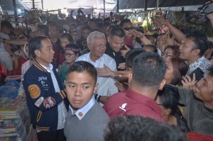 President Jokowi shakes hands with the locals at Balige Traditional Market, Toba Samosir, North Sumatra, Friday (15/5). Photo by: AGUNG/PR 