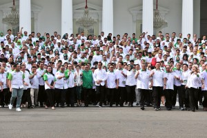 President Jokowi in a group photo with participants of the HKTI National Coordination Meeting and National Discussion, at the State Palace, Jakarta, Tuesday (19/3). (Photo by: Jay/PR)