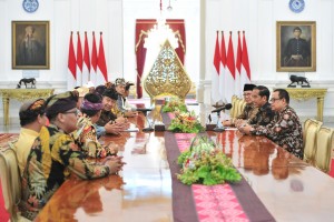 Presiden Jokowi didampingi Menag dan Staf Khusus Presiden menerima Pengurus PHDI, di Istana Mereka, Jakarta, Selasa (5/3) pagi. (Foto: JAY/Humas)
