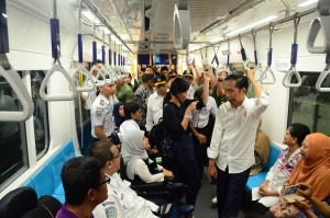 President Jokowi talks to a person with disability in Jakarta MRT, Thursday (21/3). Photo by: Jay/PR  