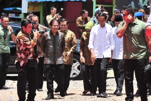 Presiden Jokowi didampingi Seskab dan Menteri ATR/Kepala BPN tidak di lokasi penyerahan 5.000 sertifikat, di Lapangan Parkir Bogor Nirwana Residence, Kota Bogor, Jawa Barat, Kamis (21/3) siang. (Foto: JAY/Humas)