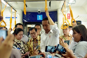 President Jokowi and several Cabinet Ministers enjoy a trial run of Jakarta Mass Rapid Transit (MRT) from Hotel Indonesia Station to Lebak Bulus Station in Jakarta, Tuesday (19/3). Photo by: Agung/PR.  