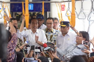 Presiden Jokowi mencoba MRT Jakarta bersama para menteri Kabinet Kerja, dari Stasiun Bundara HI hingga Stasiun Lebak Bulus, Selasa (19/3) siang. (Foto: Deny S/Humas)