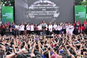 Presiden Jokowi saat meresmikan beroperasionalnya MRT di Bundaran Hotel Indonesia (HI), Jakarta, Minggu (24/3). (Foto: Humas/Jay).