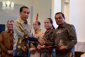 President Jokowi hands over the National Corruption Prevention Strategy document to Attorney General Prasetyo, at the Merdeka Palace, Jakarta, Wednesday (3/13). (Photo by: Oji/PR)