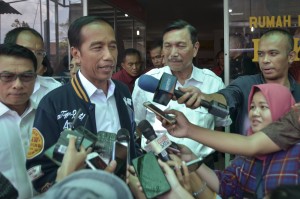 Presiden Jokowi didampingi Menko Kemaritiman dan KSP menjawab wartawan usai makan siang di RM Bukit Tinggi, Kecamatan Doloksanggul, Kabupaten Humbang Hasundutan, Sumut, Jumat (15/3) siang. (AGUNG/Humas)