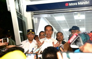 Presiden Jokowi didampingi Menhub dan Gubernur DKI menjawab wartawan setelah mencoba kembali MRT Jakarta, Kamis (21/3) petang. (Foto: Rahmat/Humas)