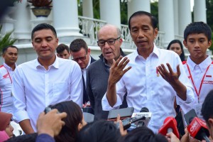 Presiden Jokowi menjawab wartawan usai menerima CEO Dorna dan Pimpinan ITDC, di Istana Kepresidenan Bogor, Jabar, Senin (11/3) sore. (Foto: Agung/Humas)