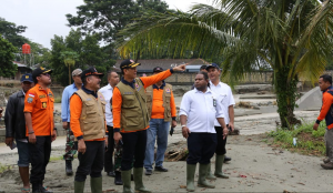 BNPB Head Doni Monardo inspects evacuation process of flash flood victims in Sentani, Jayapura, Papua province, Tuesday (19/3). (Photo by: BNPB PR)