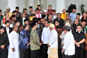 President Jokowi takes picture with leaders of the FKUB at Bogor Presidential Palace, West Java, Monday (18/3). Photo by: Jay/PR. 