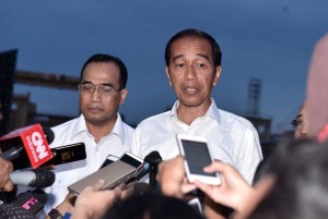 President Jokowi answers questions from reporters regarding floods in Sentani-Papua, at JITC Tanjung Priok, on Sunday (17/3). (Photo: Presidential Secretariat)