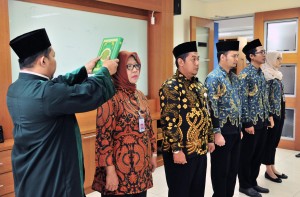 Three government translators and two librarians at Ministry of State Secretariat are inaugurated by Head of Human Resources Bureau, at office of Ministry of State Secretary, Jakarta, Friday (29/3). (Photo: Jay/PR)