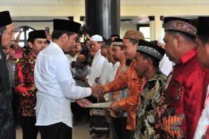 Presiden Jokowi menyerahkan sertifikat tanah wakaf, di Masjid Baiturrahman, Limboto, Kabupaten Gorontalo, Provinsi Gorontalo, Jumat (1/3) siang. (Foto: JAY/Humas)