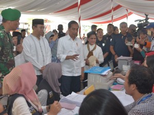 President Jokowi inspects the Disbursement of House Stimulant Funds in West Lombok, West Nusa Tenggara (NTB), Friday (22/3). Photo by: Deni/PR  