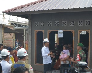 The President during a dialogue with residents who received an earthquake-resistant house for reconstruction program in Pengempel Indah Village, Mataram, NTB, Friday (22/3). (Photo by: Deni/PR)