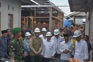 Presiden saat meninjau percepatan rehab/rekonstruksi rumah tahan gempa di Desa Pengempel Indah, Mataram, NTB, Jumat (22/3). (Foto: Humas/Deni)
